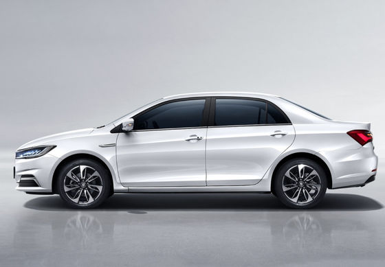 4 двери 5 усаживают езду Byd Qin Ev 400-450KM автомобилей BYD EV удобную