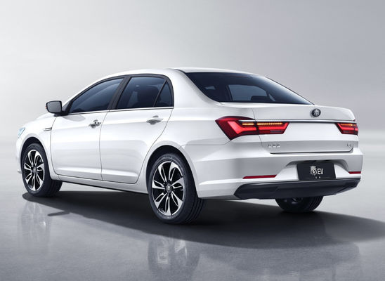4 двери 5 усаживают езду Byd Qin Ev 400-450KM автомобилей BYD EV удобную